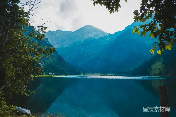 高清摄影 山绿水清昼景间