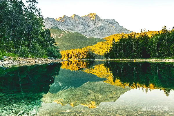 高清摄影 湖边有树木和山峰作为背景
