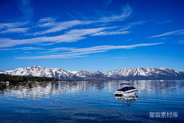 高清摄影 一艘船漂浮在被山环绕的湖上