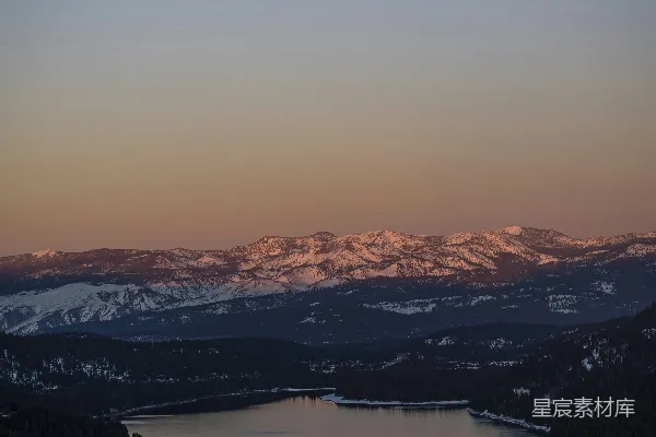 高清摄影 夕阳下环绕着白雪覆盖山峦的湖泊
