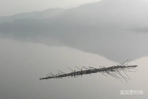 高清摄影 一艘船在雾蒙蒙的一天漂浮在水面上。