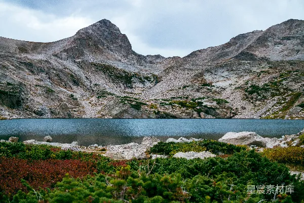 高清摄影 被山环绕的湖泊