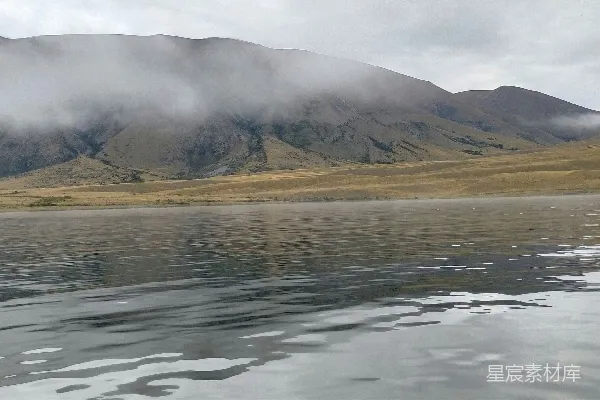 高清摄影 背景中有山的一片水域