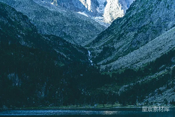 高清摄影 前景中有一座山脉与湖泊相对
