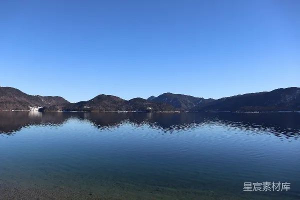 高清摄影 一片被山环绕的大片水域