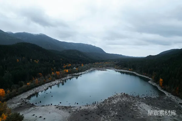 高清摄影 山间环绕的一片湖泊的俯视图