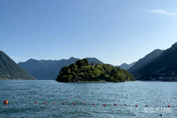 高清摄影 远处有一小岛的水域