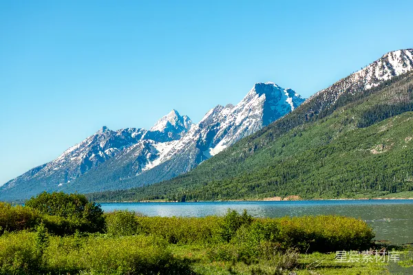 高清摄影 前景中有一座山脉和一个湖泊。