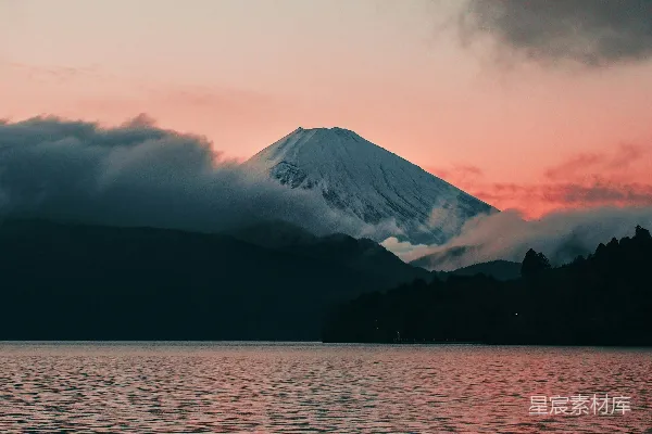 高清摄影 山下云遮日近水的白天身体
