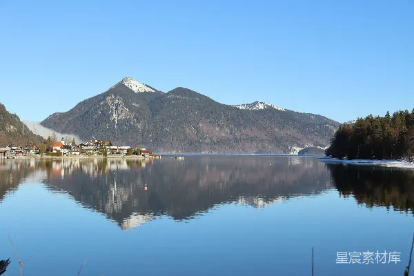 高清摄影 背景中有山的湖泊