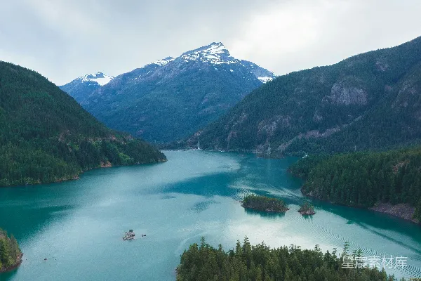 高清摄影 白天拍摄的湖与山的风景照