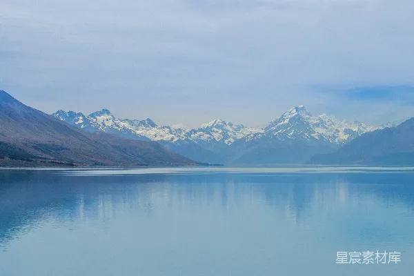 高清摄影 背景有山的一片水域，Aoraki/穆雷亚峰在远处。