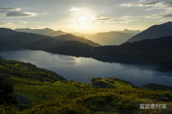 高清摄影 山间湖面上太阳正在落山