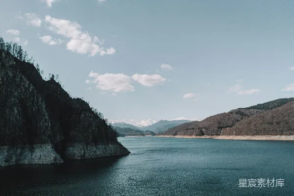 高清摄影 绿山蓝天下，白云之间，傍水白昼间棕色山脉景色