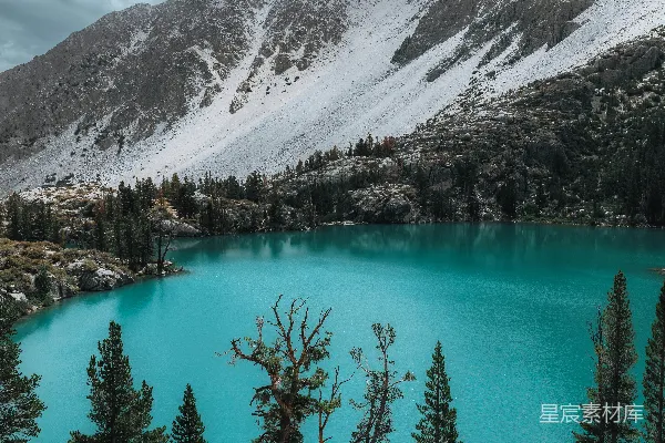 高清摄影 被雪和山脉环绕的一湖冰雪