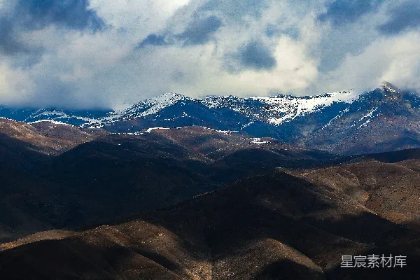 高清摄影 山峦背景处有皑皑白雪覆盖的山脉。