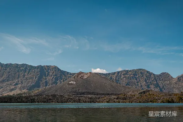 高清摄影 背景中有许多山脉的大片水域