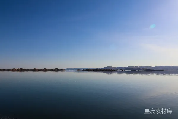 高清摄影 一片被山环绕的大片水域