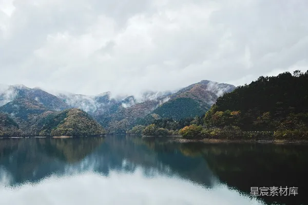 高清摄影 山间云雾笼罩下的水域