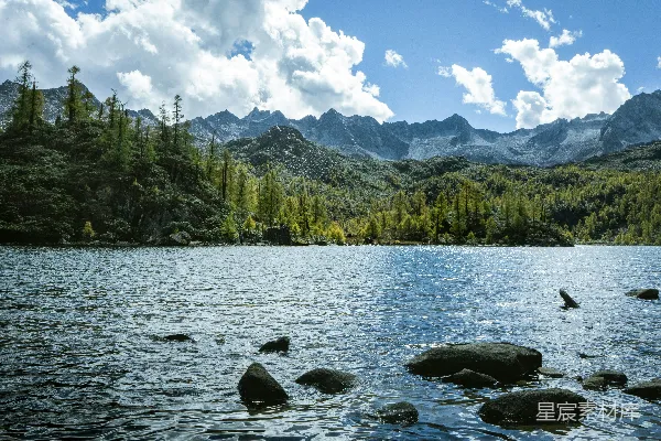 高清摄影 被山和树围绕的一片水域