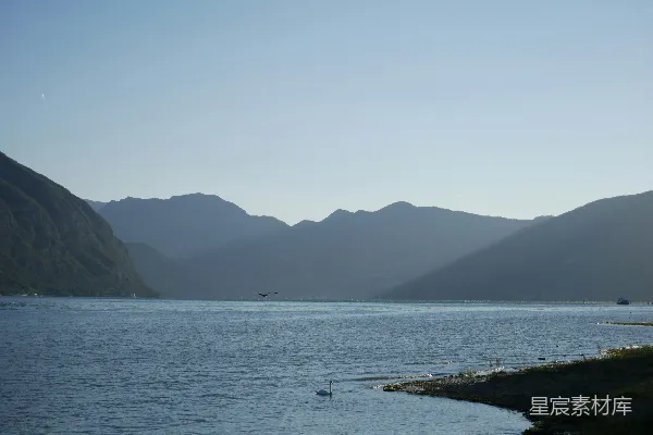 高清摄影 背景中有山的水域