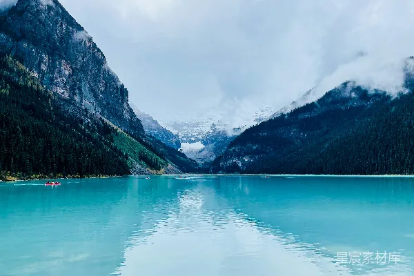 高清摄影 山后有一片水域，背景是露湖。