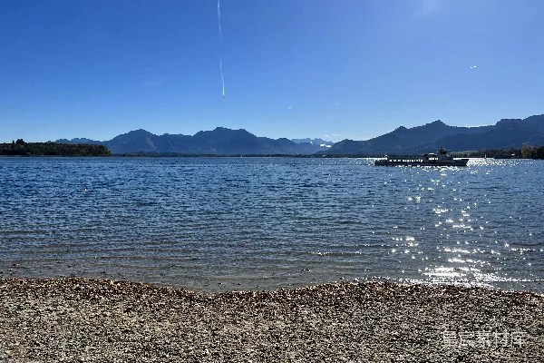 高清摄影 一片被山环绕的大片水域