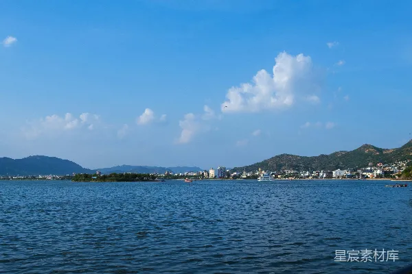 高清摄影 背景中有山的一片水域