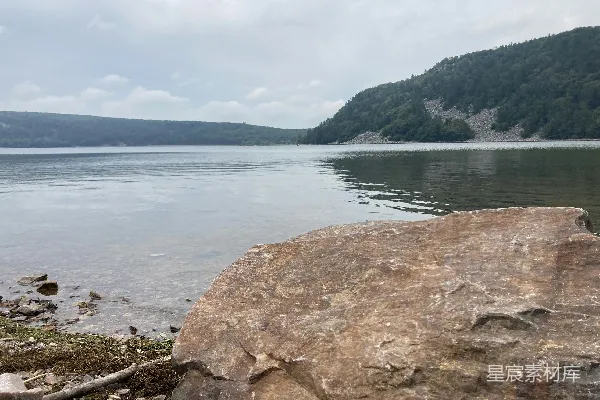 高清摄影 背景中有山的一处岩石海滩