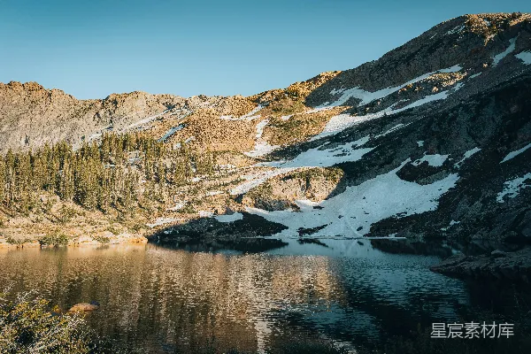 高清摄影 被雪覆盖的山峦环绕的高山湖泊