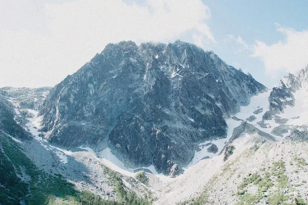 高清摄影 白天山水环抱于湖泊旁