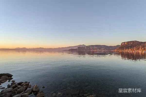 高清摄影 背景中有座山的大片水域