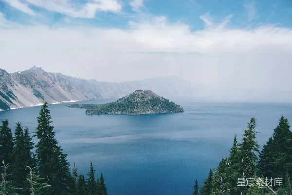 高清摄影 岛屿上方的航拍照片，周围环绕着水域和山脉