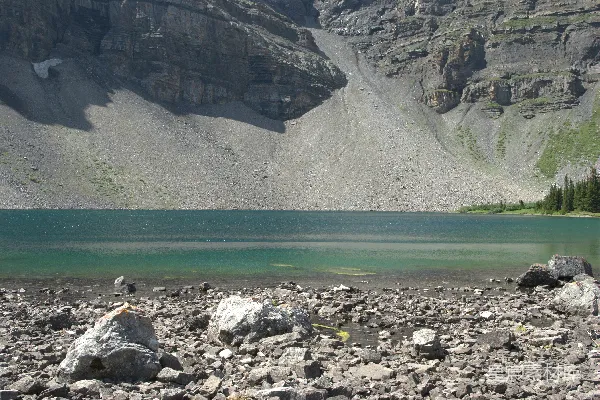 高清摄影 一片被山脉环绕的大片水域