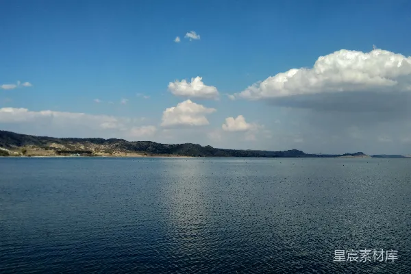 高清摄影 蓝天白云下的碧海在白天