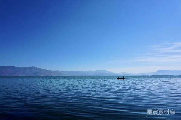 高清摄影 海边山下的日间小船