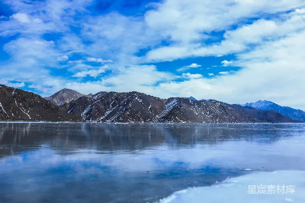 高清摄影 被山环绕的一片大水域