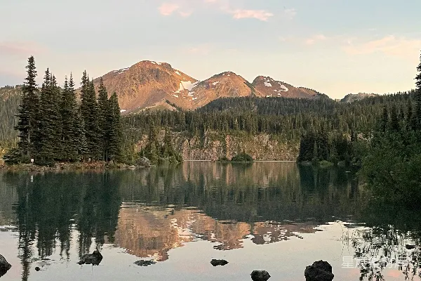 高清摄影 背景有树和山的湖泊