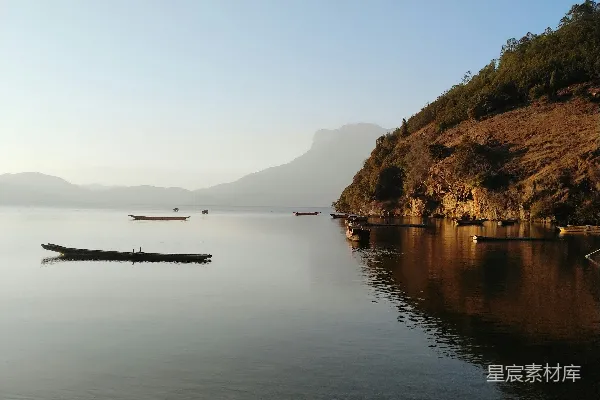 高清摄影 湖面上漂浮着一只小船。