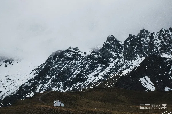 高清摄影 白天覆雪的山峰