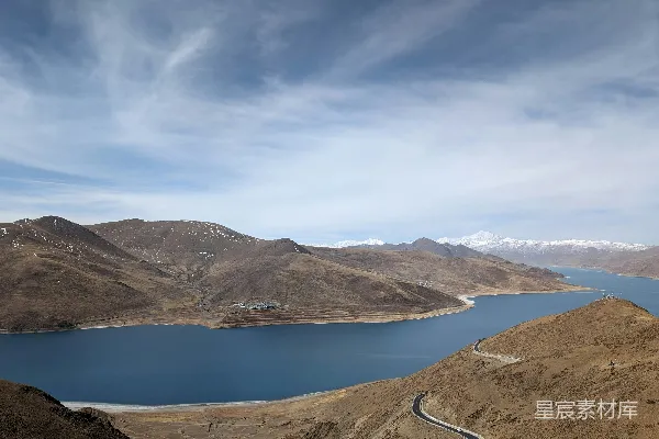 高清摄影 一片被山脉环绕的大片水域