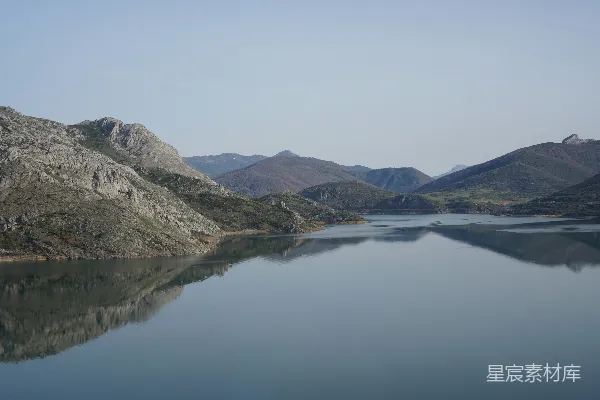 高清摄影 一片被山脉环绕的广阔水域