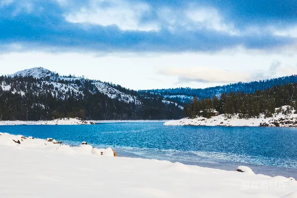 高清摄影 一片被雪山环绕的巨大水域