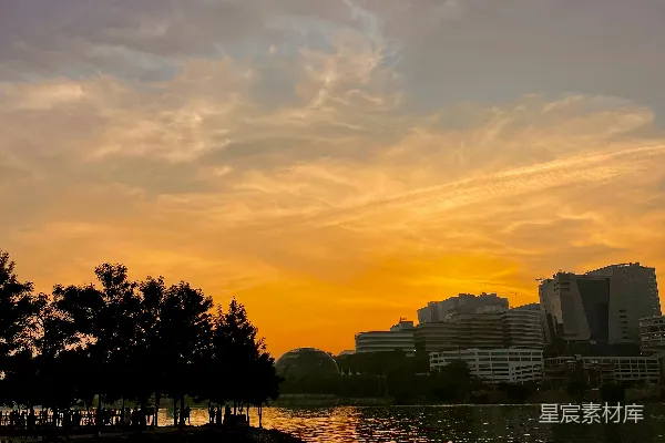 高清摄影 夕阳落下在一片水域之上
