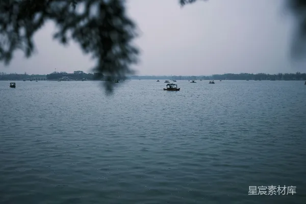 高清摄影 一队船只漂浮在一大片水域之上