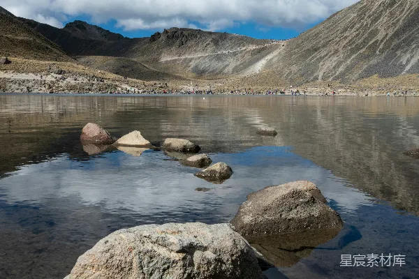 高清摄影 棕色和白色的山峦位于蓝天下的湖畔，在白天。