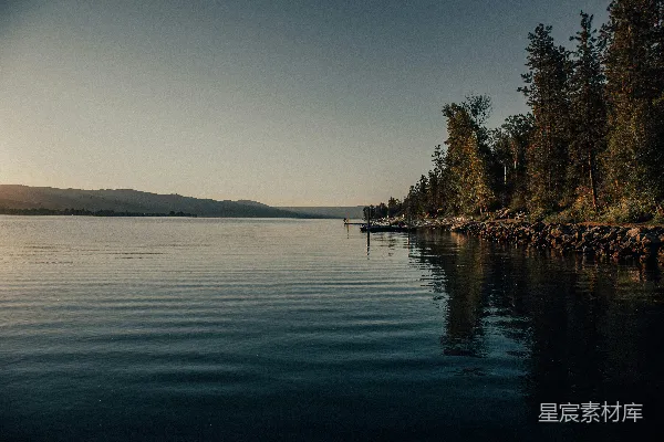 高清摄影 河边有一片水域