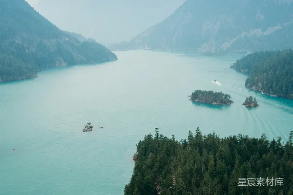 高清摄影 山林旁湖边的日间山脉