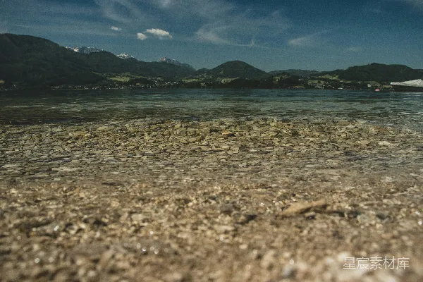 高清摄影 海浪在白天拍击着海岸