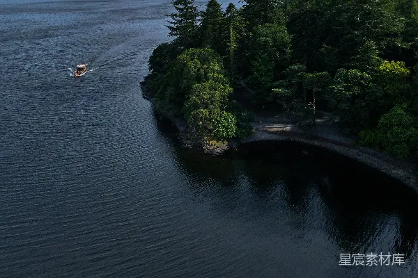 高清摄影 河边有树和山的背景
